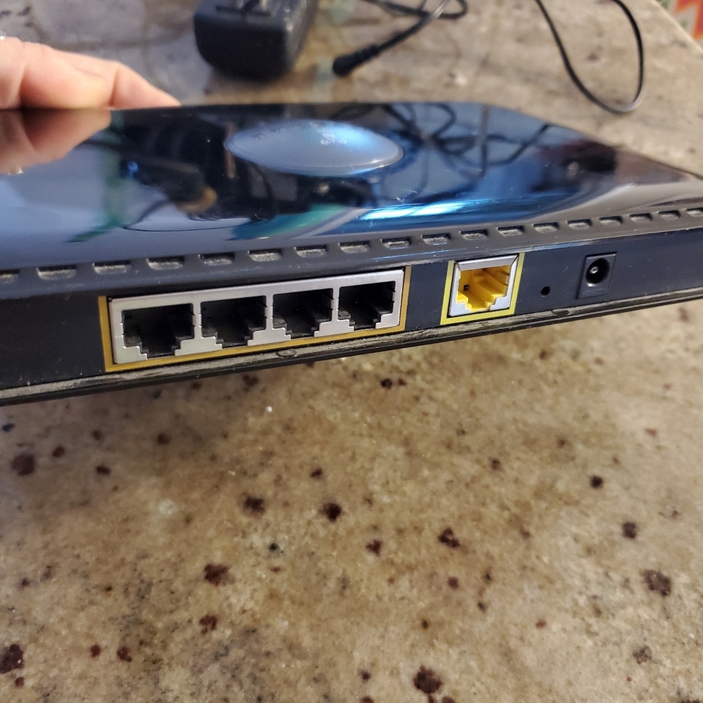 Netgear Duo RangeMax WNDR3300 300 Mbps 4-Port Wireless N Router w/ Adapter - Picture 6 of 10